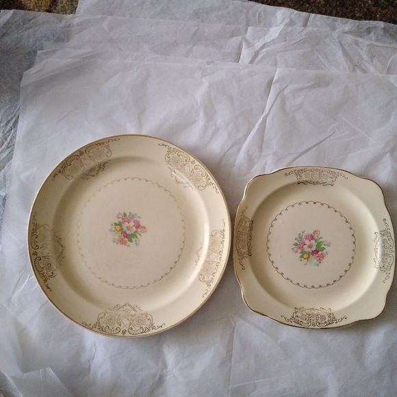 The Paden City Pottery Co. L44 Square Salad and Round Dinner Plate set - Picture 2 of 10